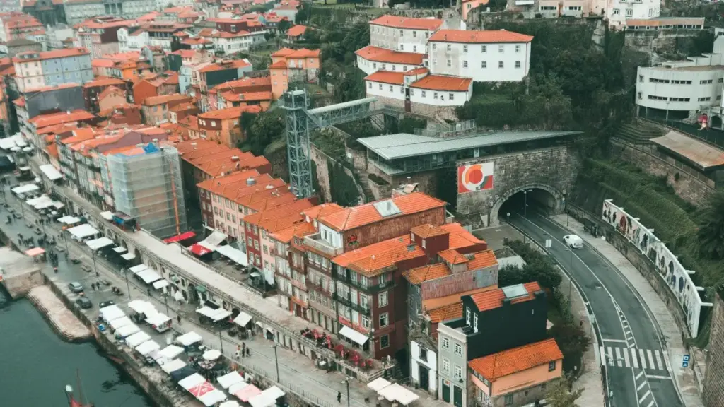 Practical NZ guide for creators on contacting Peruvian beauty brands via VKontakte: find profiles, craft pitches, handle language & shipping, and actually score PR samples for reviews.