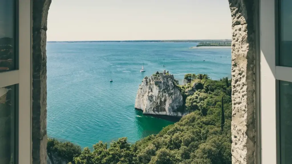 Practical guide for New Zealand creators on contacting Mexican fashion brands via Zalo, pitching lookbooks, and turning cross-border collabs into sales.