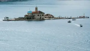 Practical guide for New Zealand advertisers to find Line creators in North Macedonia and use UGC to boost travel gear exposure, with platform tactics, outreach scripts and campaign ideas.